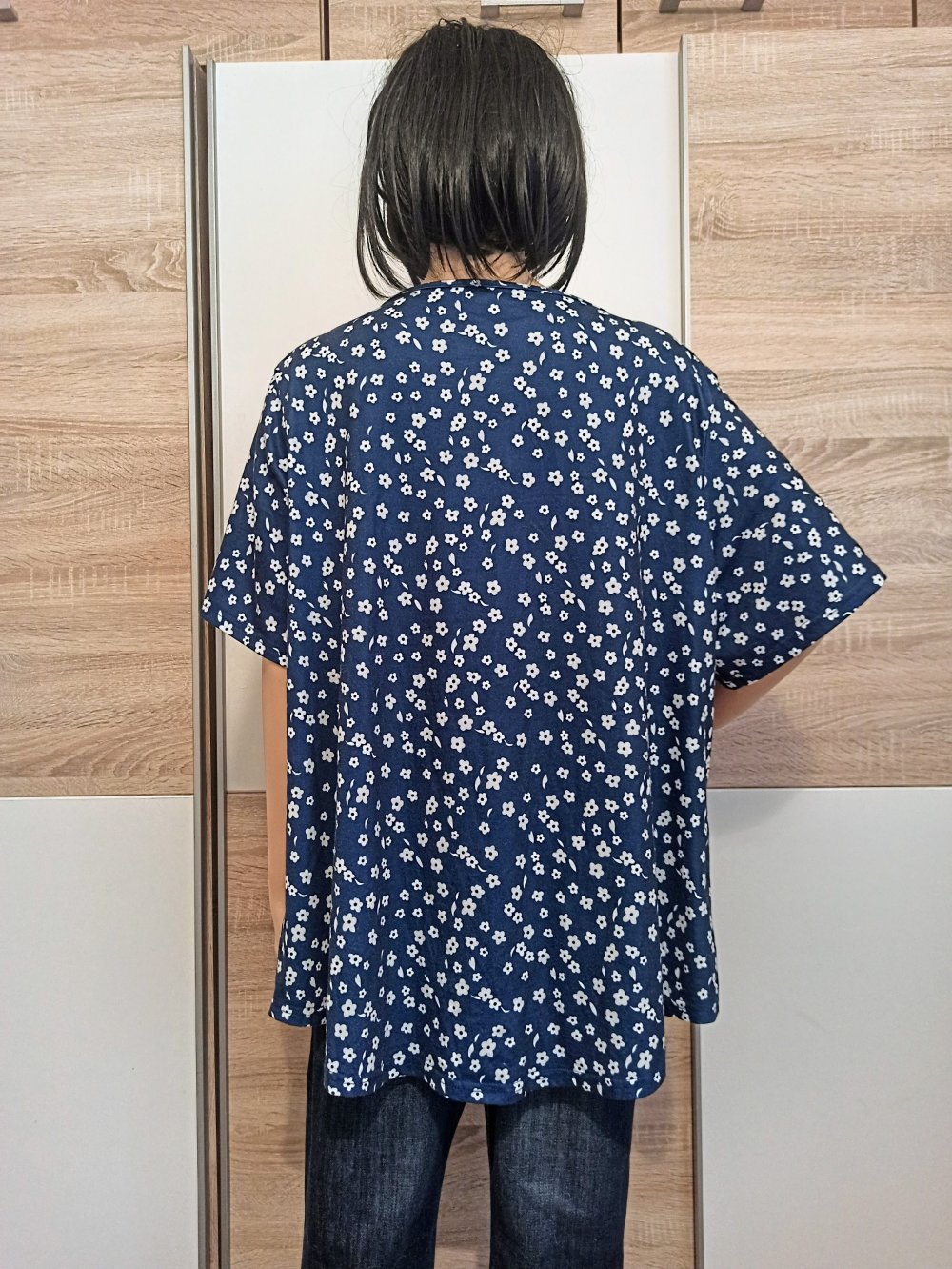 Schöne Bluse in marienblau mit kleine weiße Blümchen