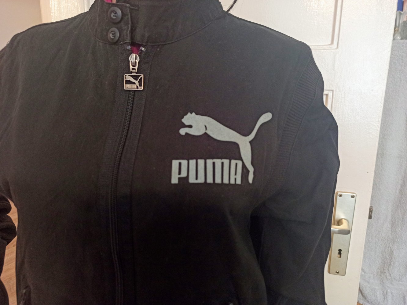 Schöne Jacke von PUMA in schwarz 