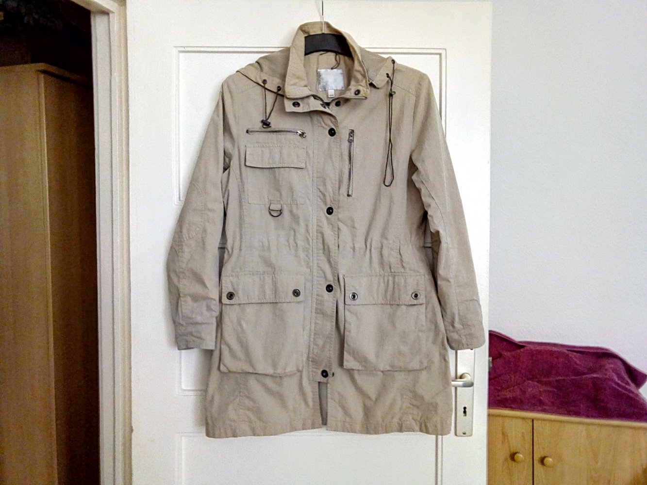 Tolle Übergangsjacke mit Kapuze in Farbe beige von Amisu 
