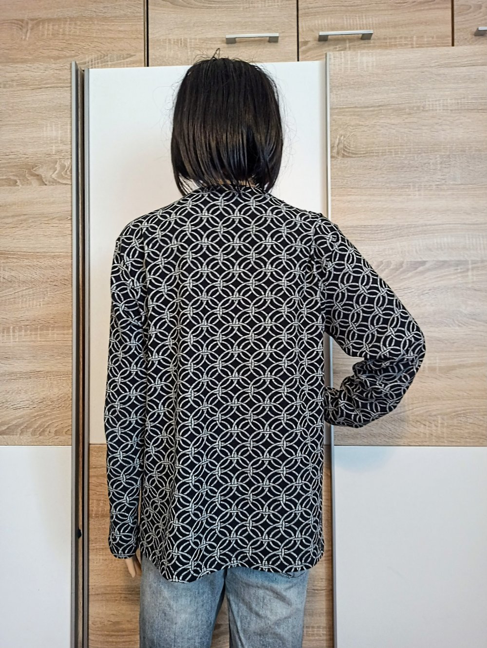 Schönes Langarm-Shirt in grau/schwarz mit Deko-Knöpfen von H&D
