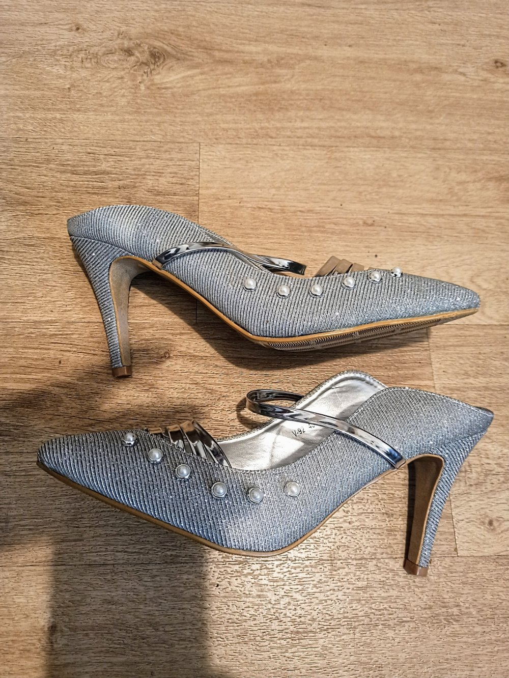 Tolle Damen Pumps mit Glitzer in Silber von Scepharr