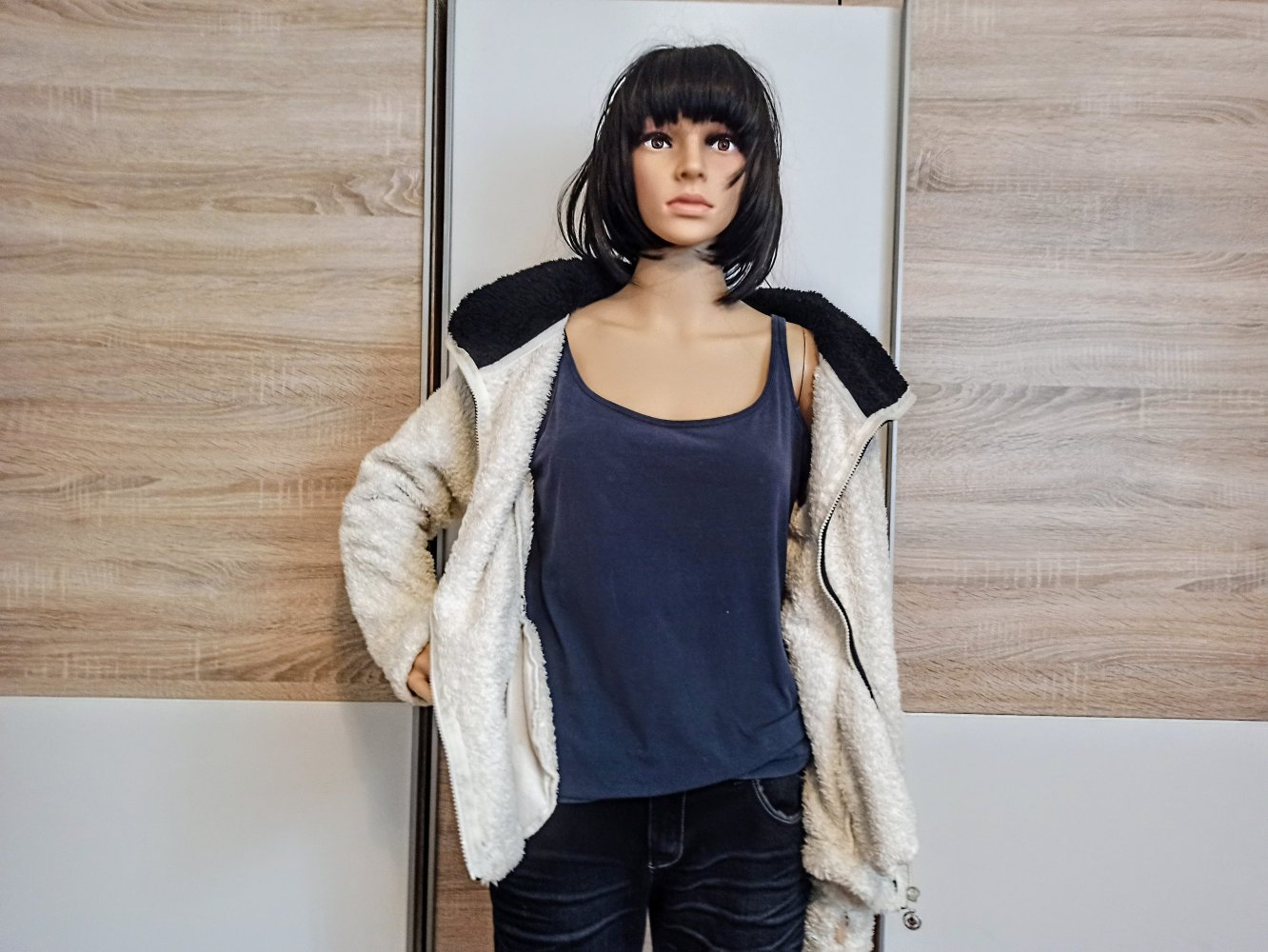 Schöne kuschelig-warme Jacke mit Kapuze in weiß