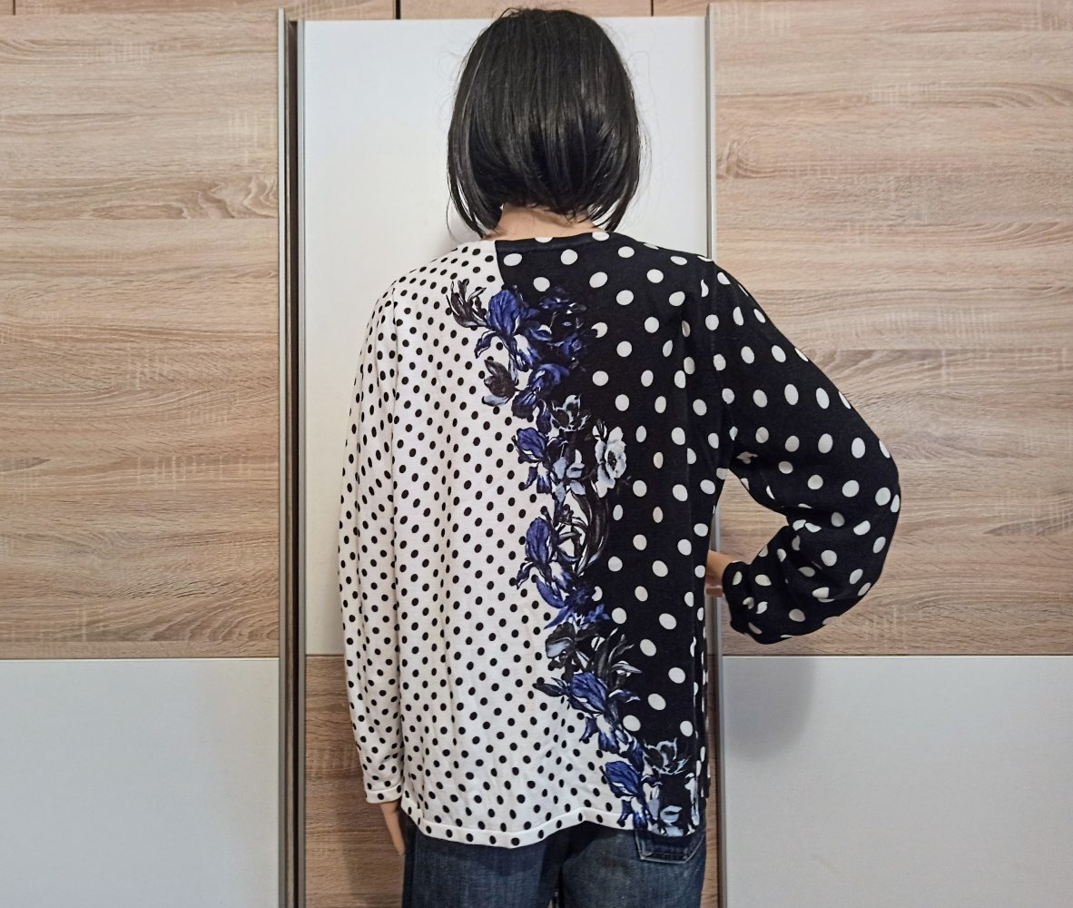 Schöner Pullover schwarz/weiß mit punkten und Blümen von Alba Mode