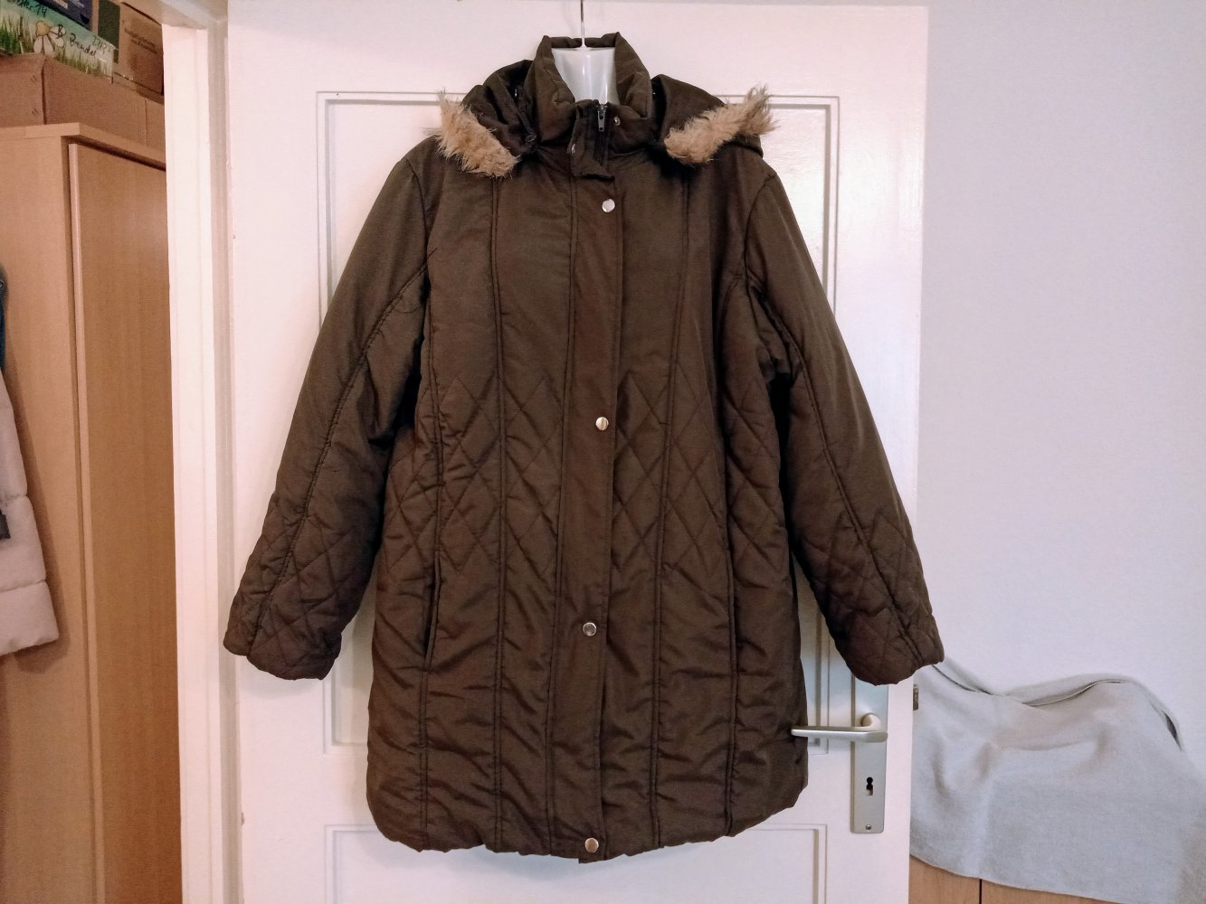 Sehr schöne Übergangsjacke mit Kapuze in Farbe Khaki 