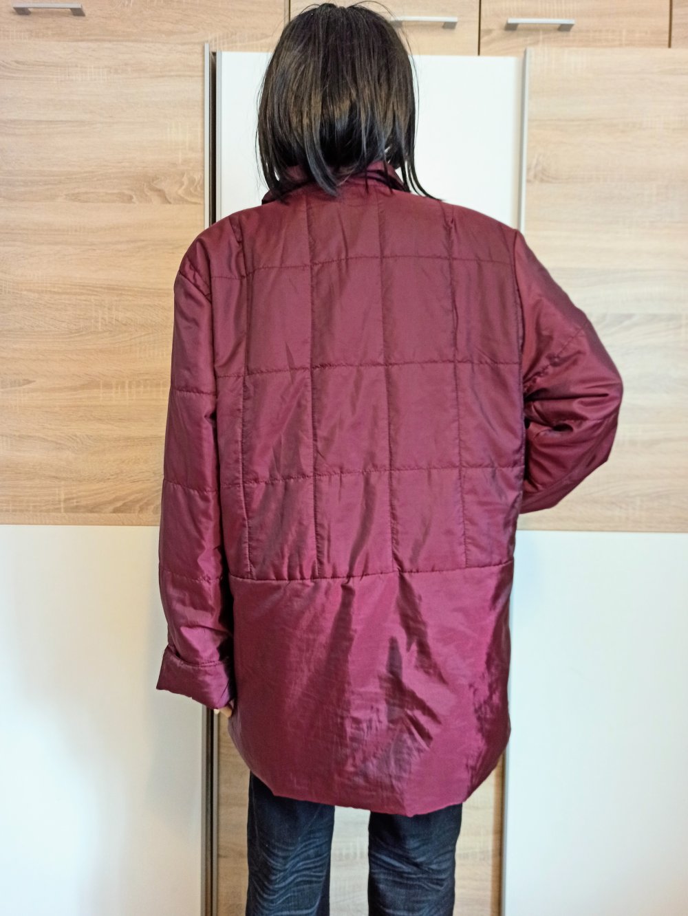 Schöne Jacke in Burgunderrot mit Schal 