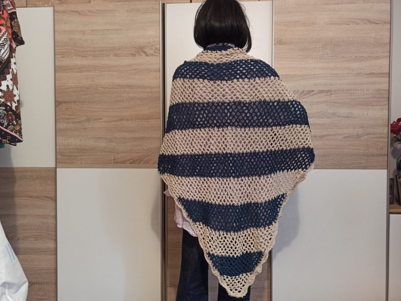 Schöner Poncho in marienblau/beige 