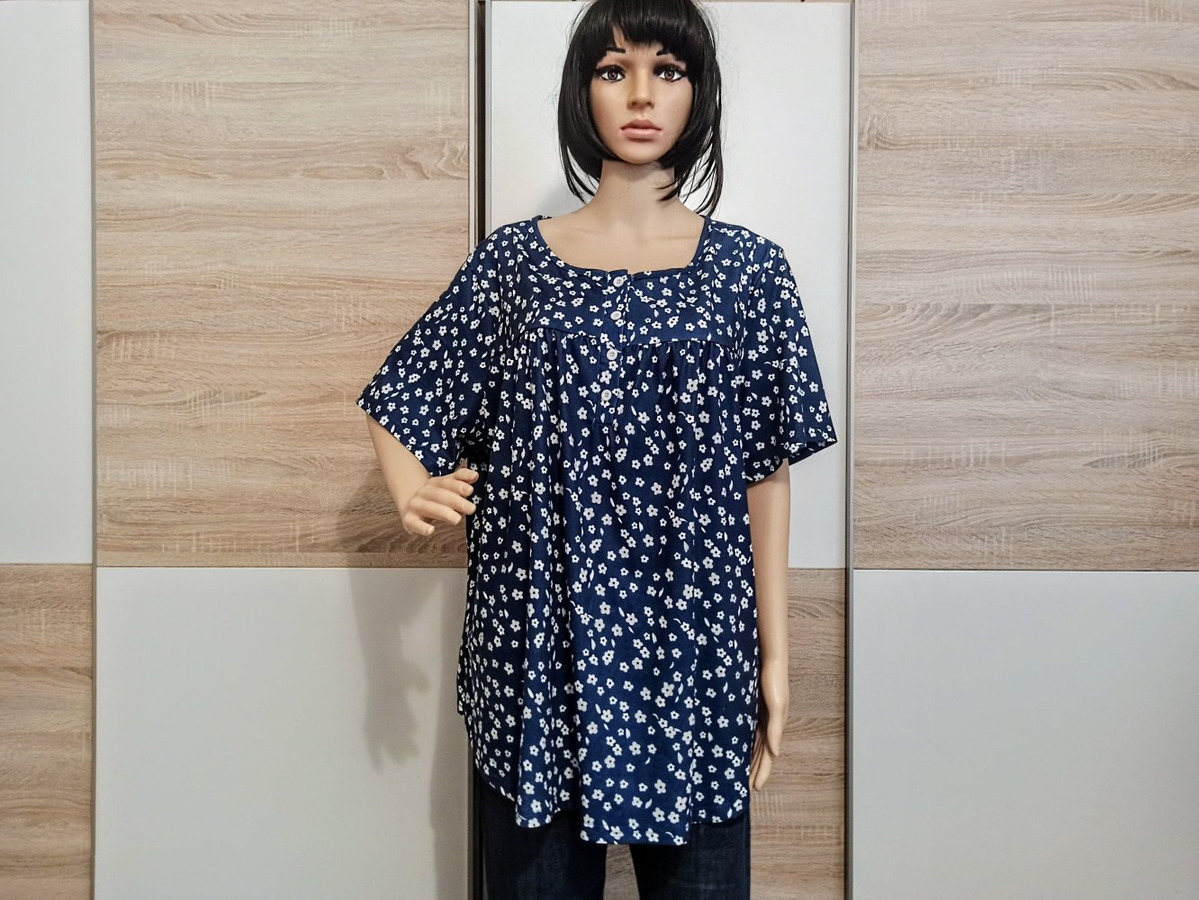 Schöne Bluse in marienblau mit kleine weiße Blümchen