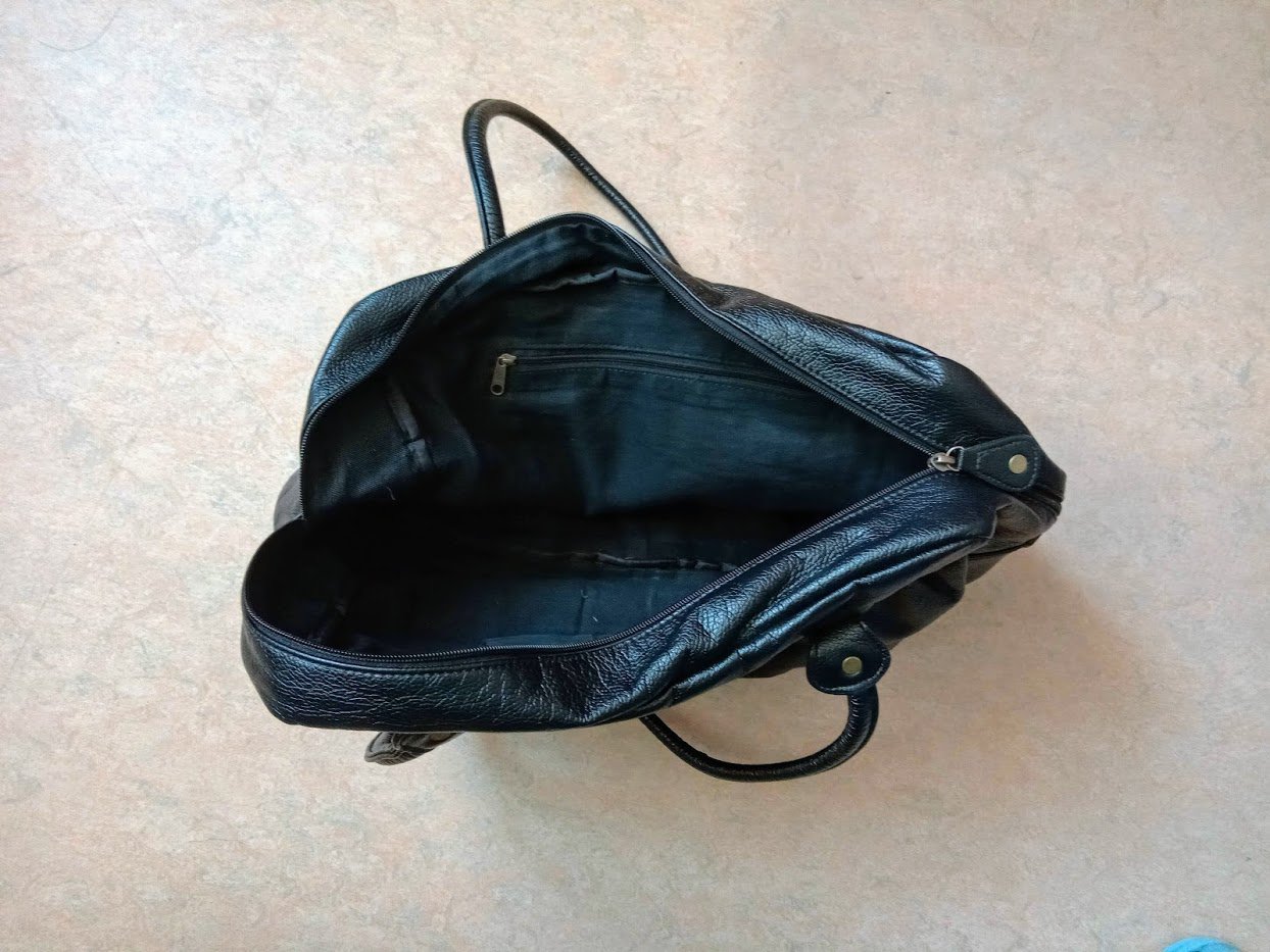 Schöne Damen Tasche in Farbe Schwarz 