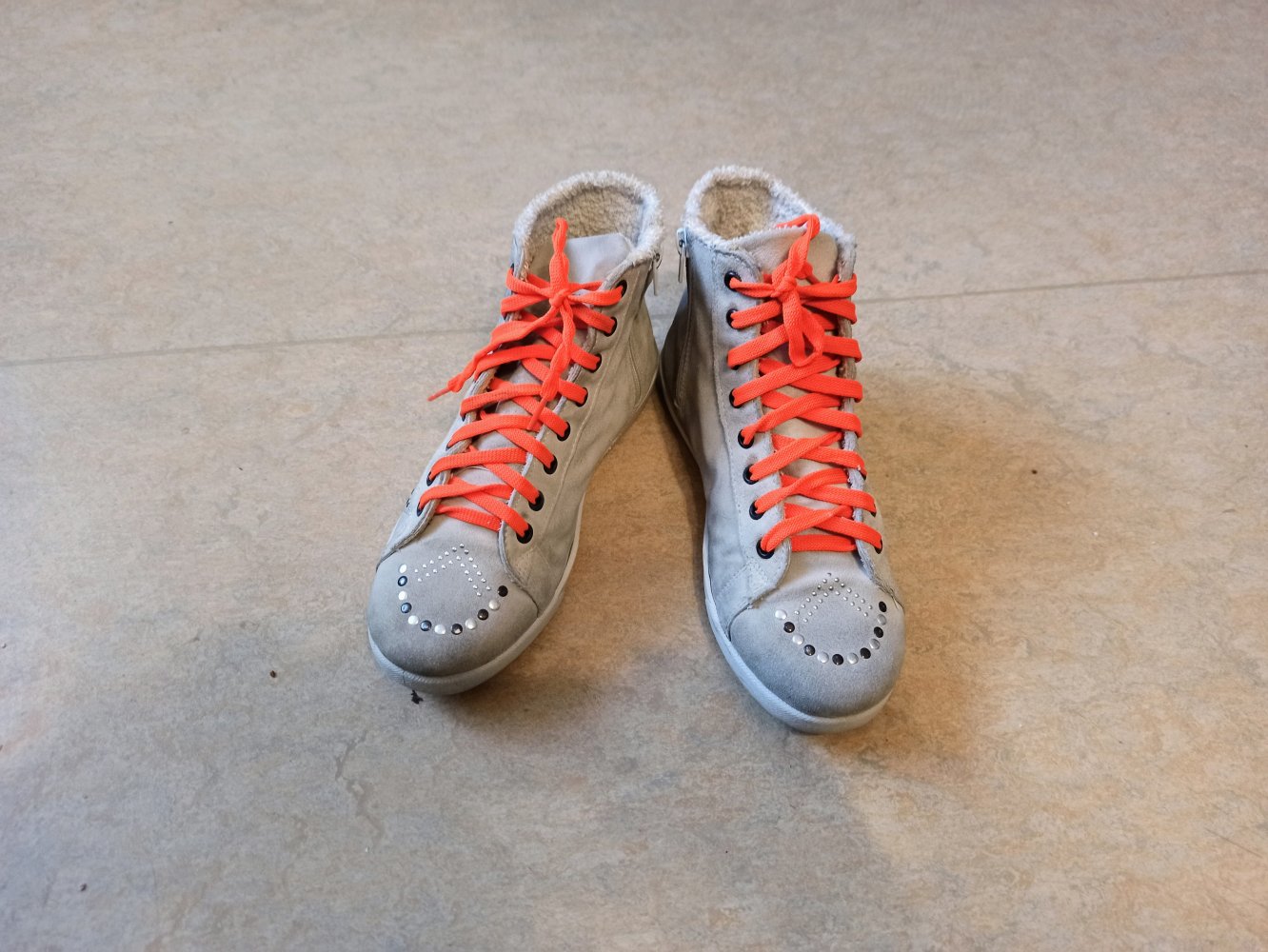 Tolle Wildleder Schuhe von Mode in Italy mit Straps steinen 