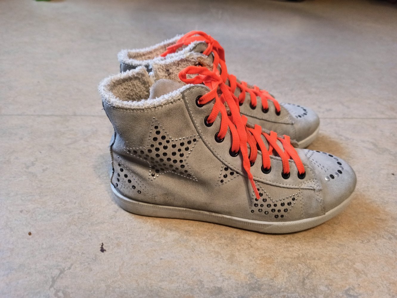 Tolle Wildleder Schuhe von Mode in Italy mit Straps steinen 