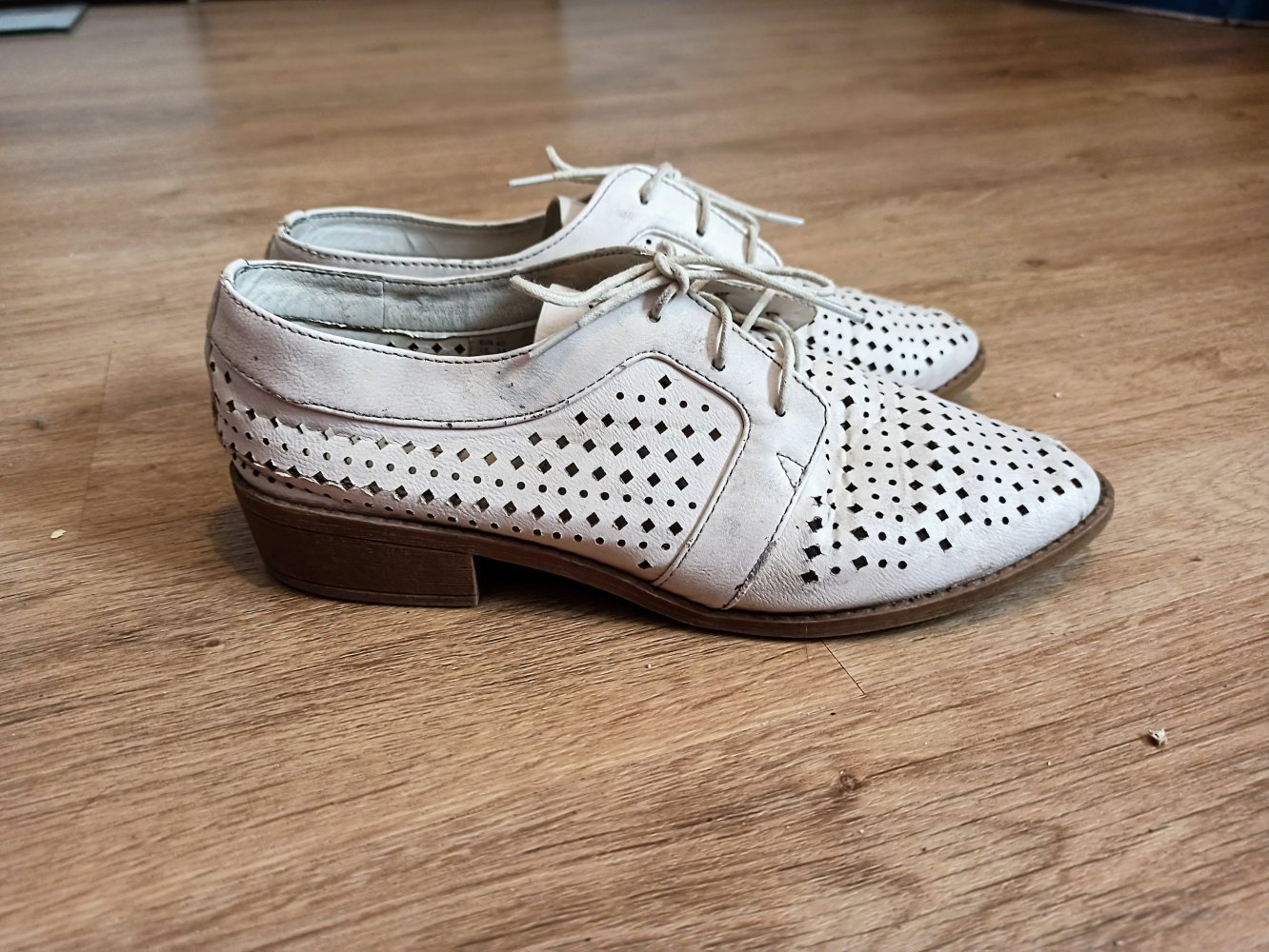 Sehr schöne Schuhe in Cremefarbe von divided
