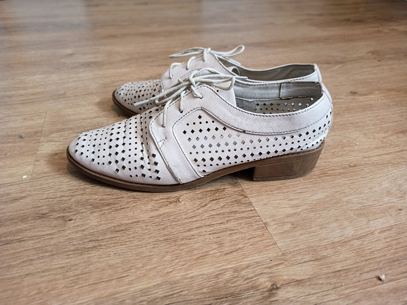 Sehr schöne Schuhe in Cremefarbe von divided