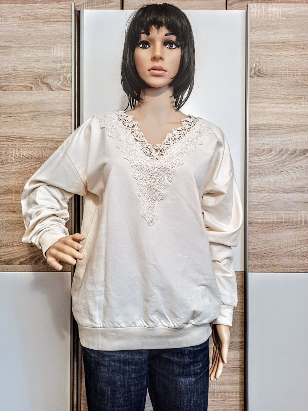 Schöner Hoodie-Pullover Cremefarbe mit Spitze