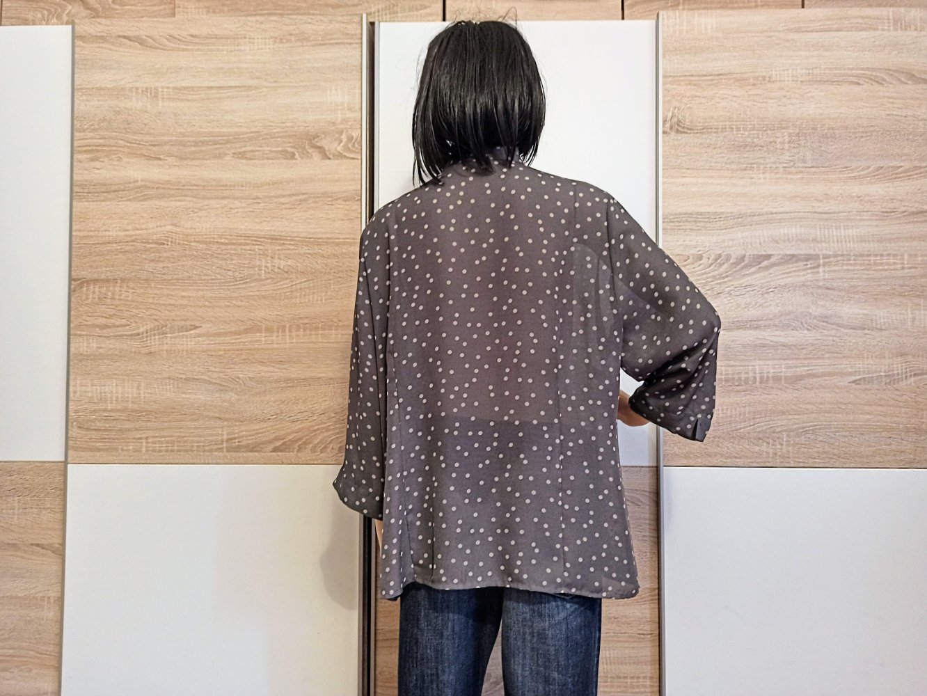 Schöne Bluse in Grau mit beige Punkten