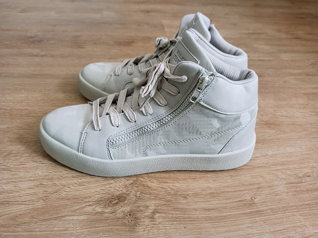 Sehr schöne Sneakers in Cremefarbe von Black Squad