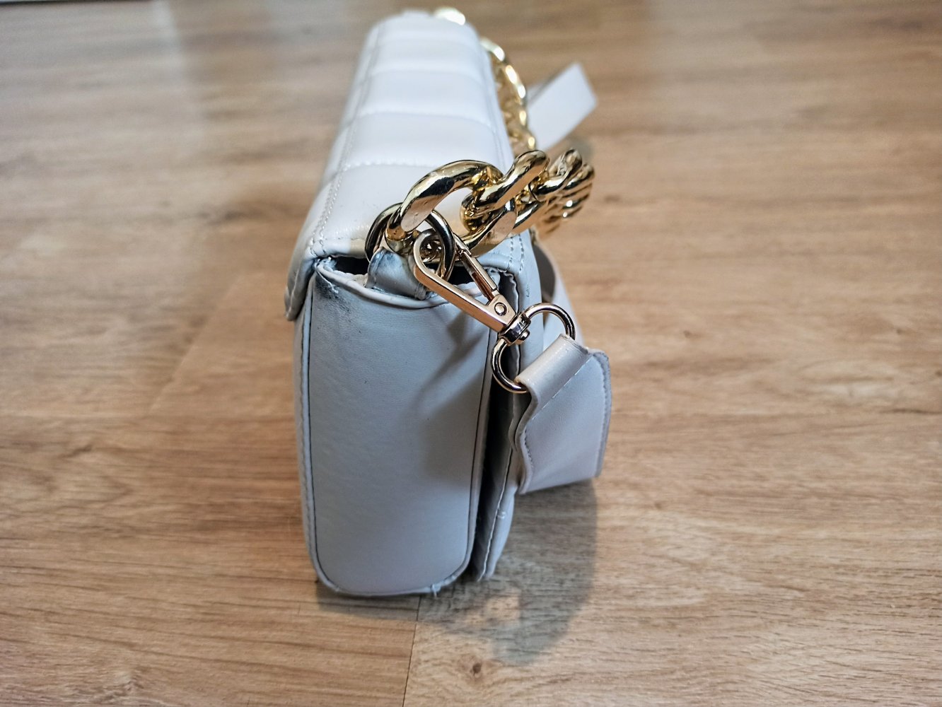 Schöne Hand-Tasche in Cremefarbe mit Magnetverschlüß