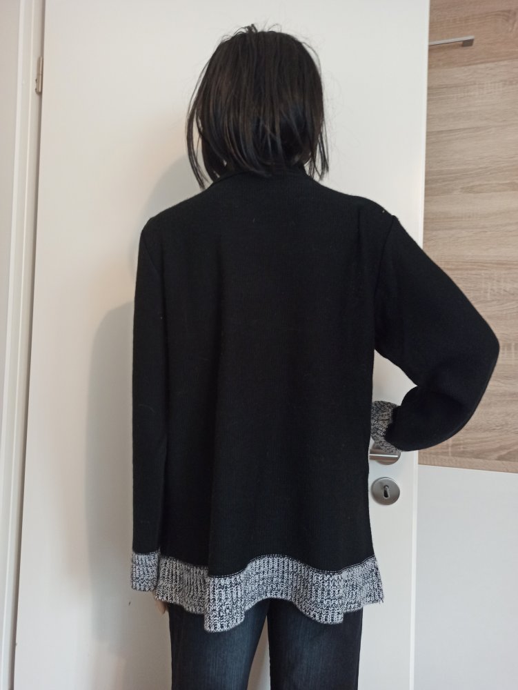 Schöner Pullover schwarz/weiße Quadraten