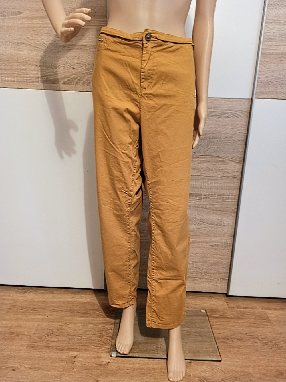 Schöne Hose in Farbe Senf von Yessica