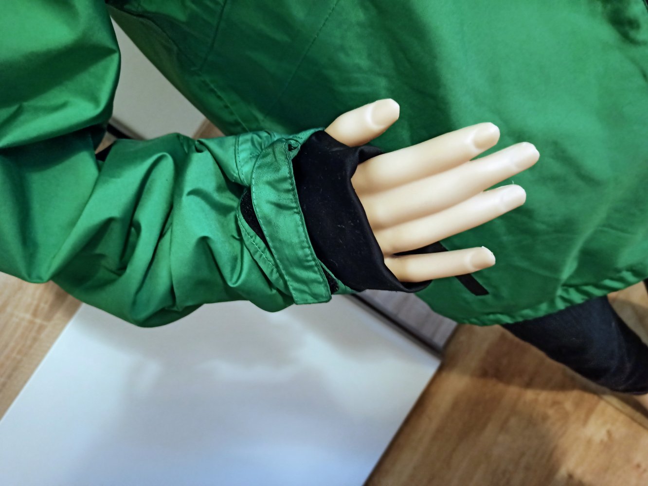 Schöne Jacke mit Kapuze in grün von FSBN