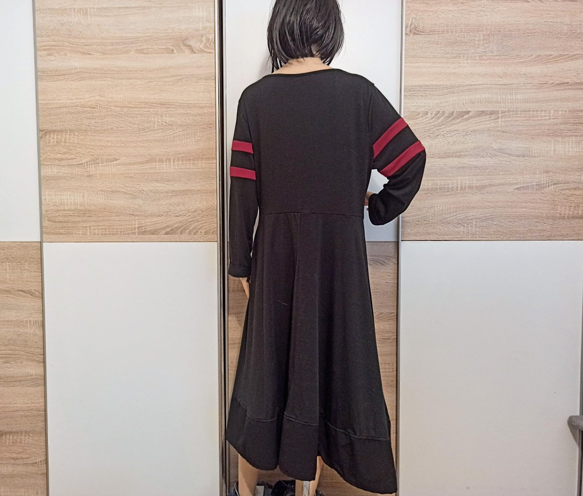 Schönes Kleid in Schwarz/burgunderrot mit Deco Knöpfen