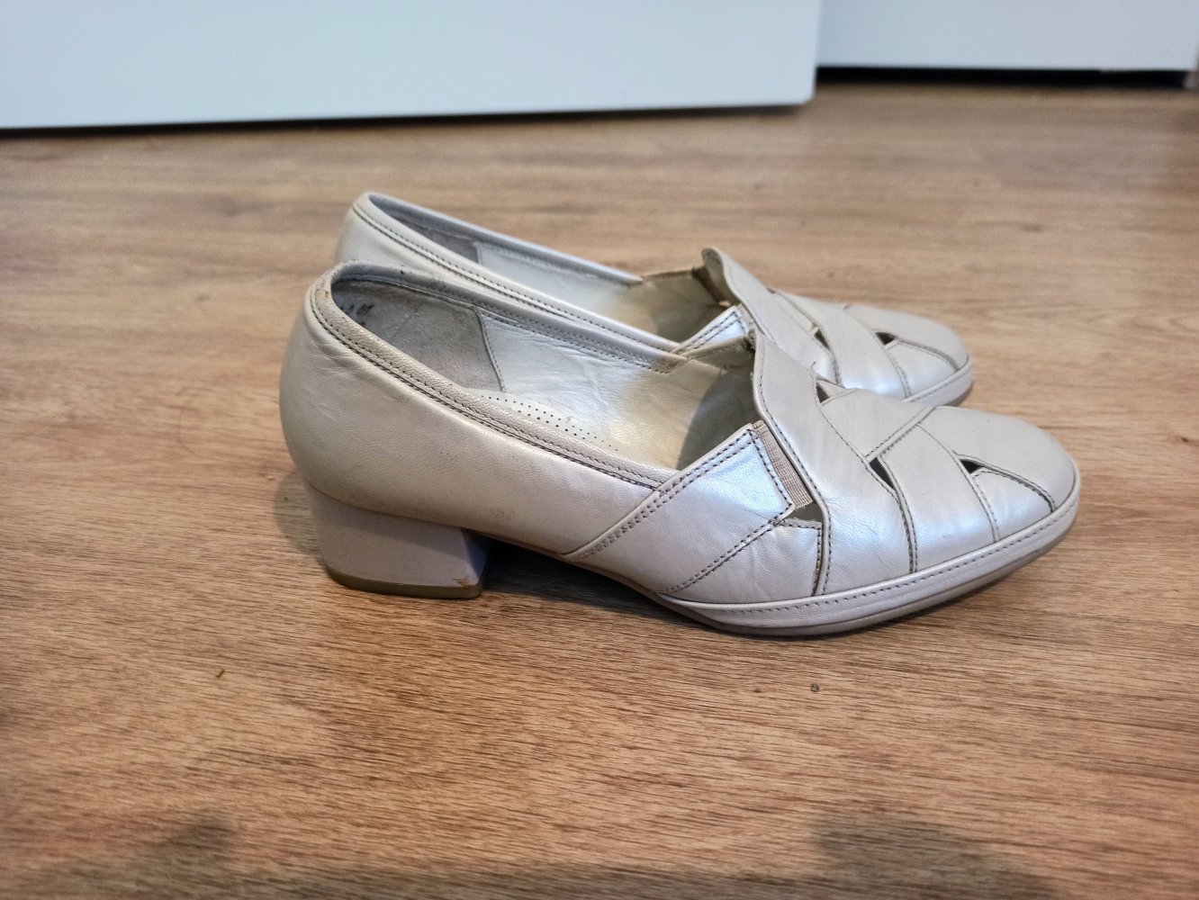Tolle Leder-Schuhe von medicus in Cremefarbe