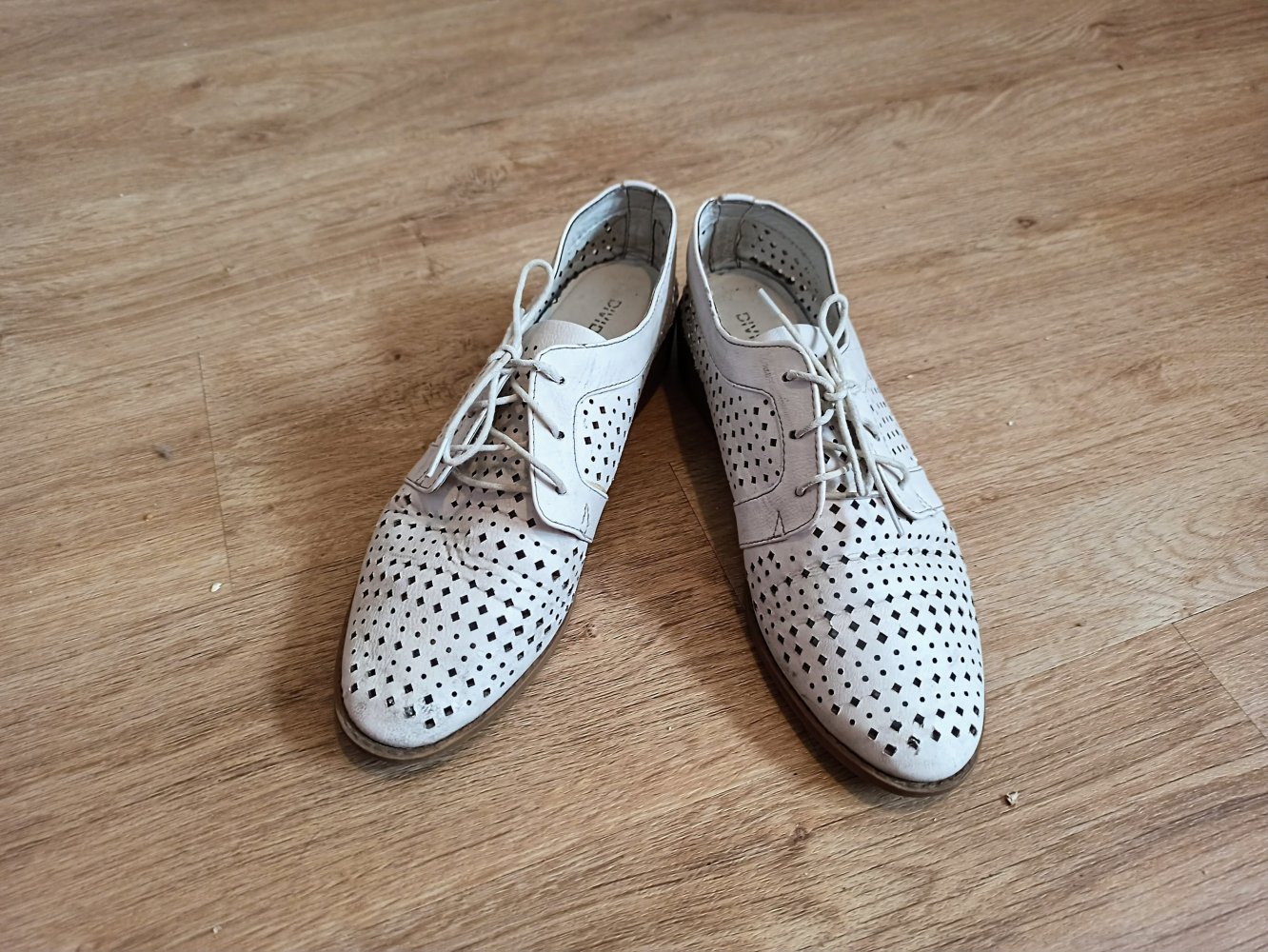 Sehr schöne Schuhe in Cremefarbe von divided