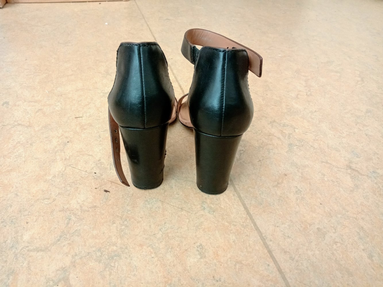 Tolle Damen Echtleder Sandaletten von MNG 