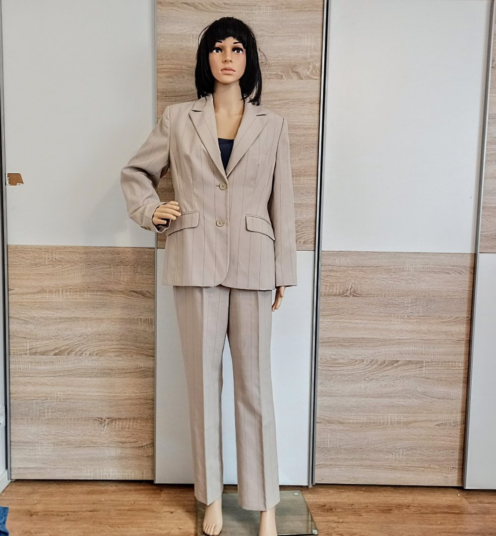 Schöner Anzug in beige mit graue Streifen