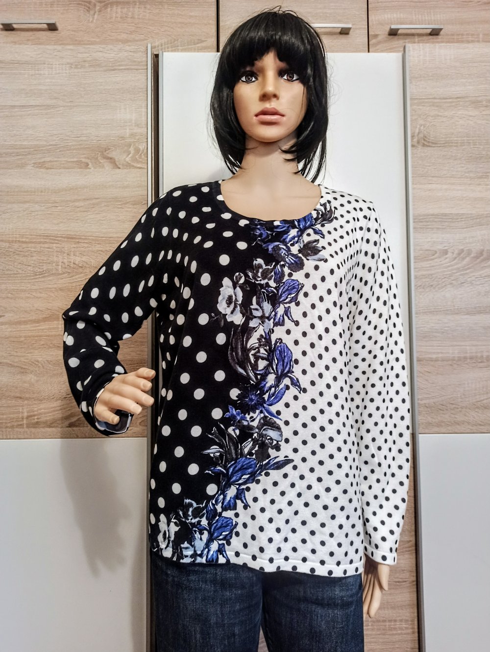 Schöner Pullover schwarz/weiß mit punkten und Blümen von Alba Mode