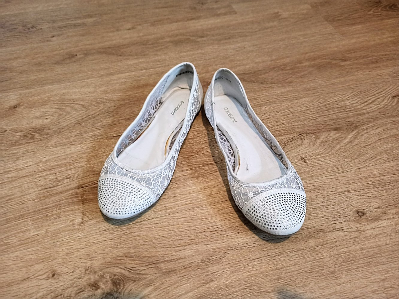 Tolle Ballerina in weiß mit Straps-steinen von Graceland