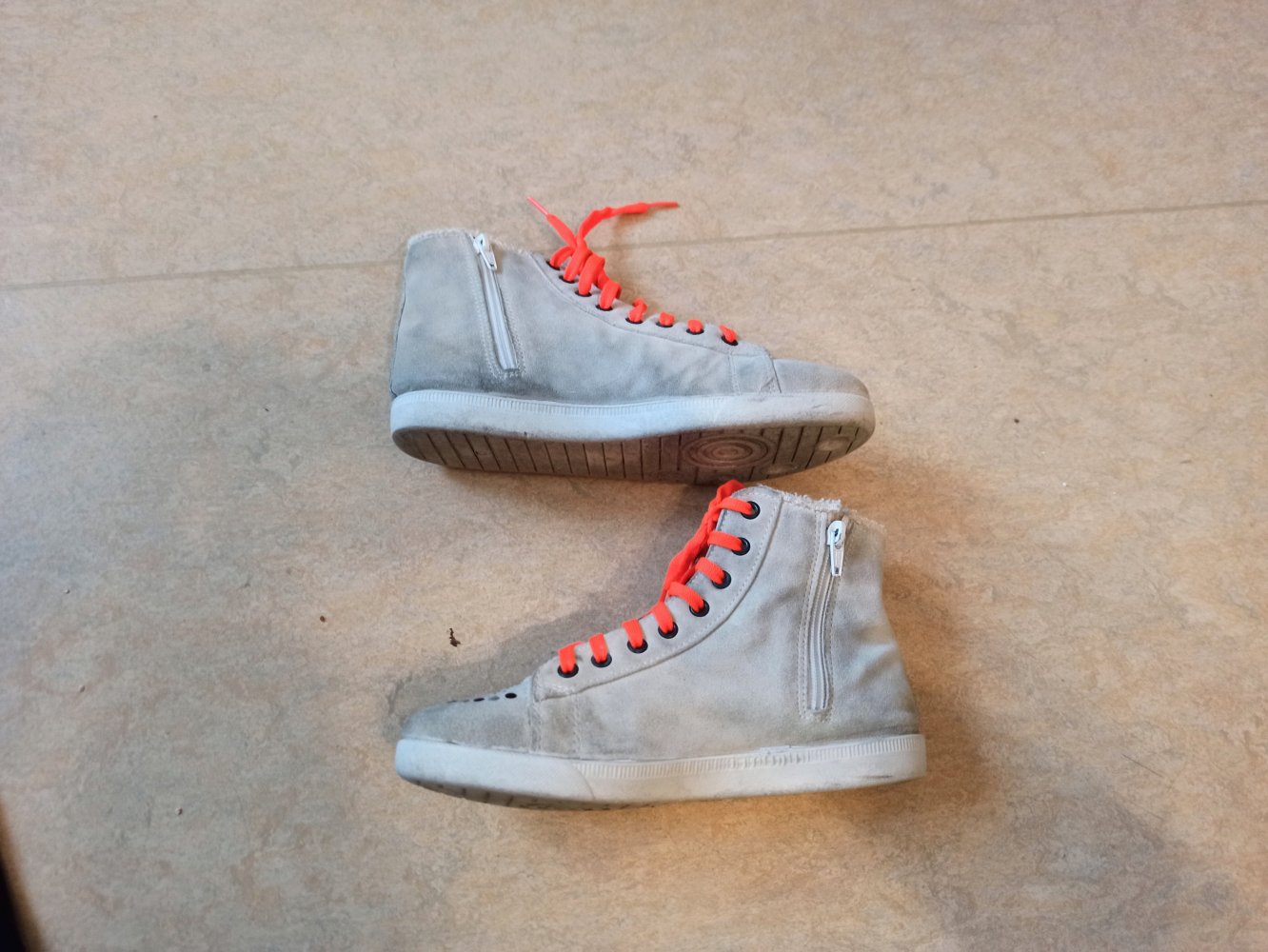 Tolle Wildleder Schuhe von Mode in Italy mit Straps steinen 