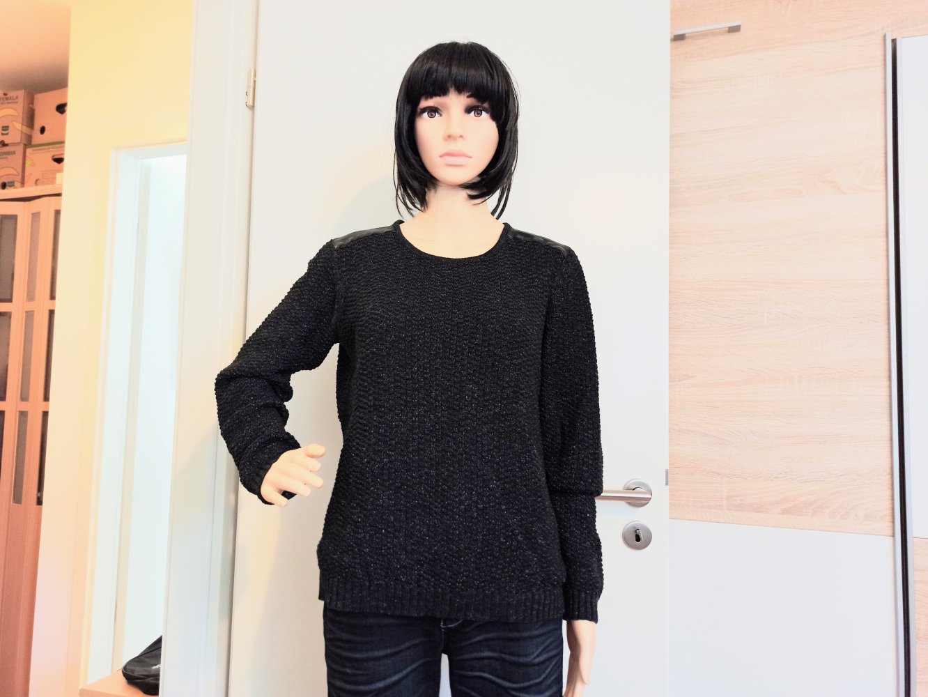 Schöner Pullover in schwarz mit Glitzer