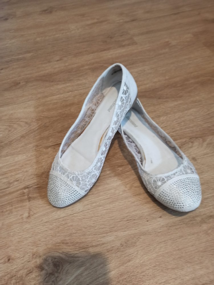Tolle Ballerina in weiß mit Straps-steinen von Graceland
