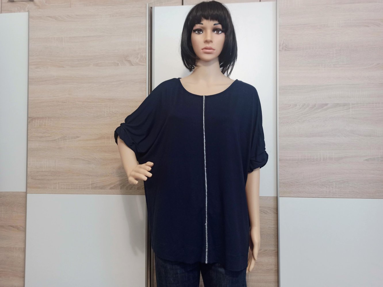 Schönes T-Shirt in marienblau mit silberne Streife von Canda