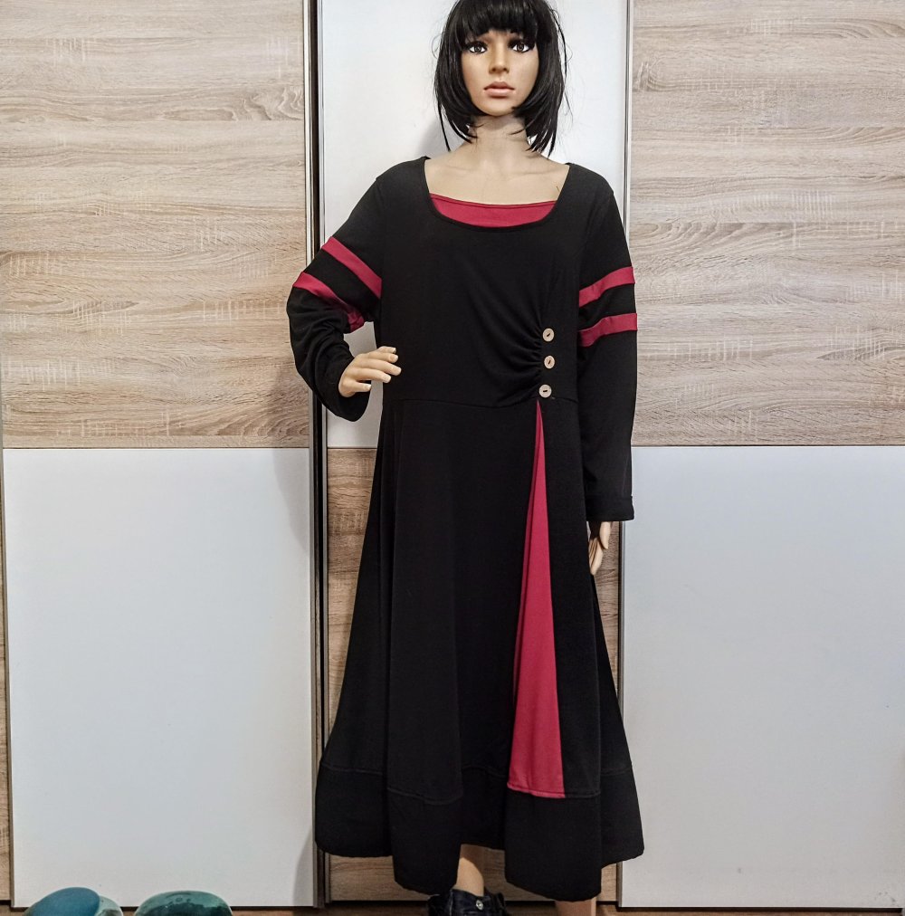 Schönes Kleid in Schwarz/burgunderrot mit Deco Knöpfen