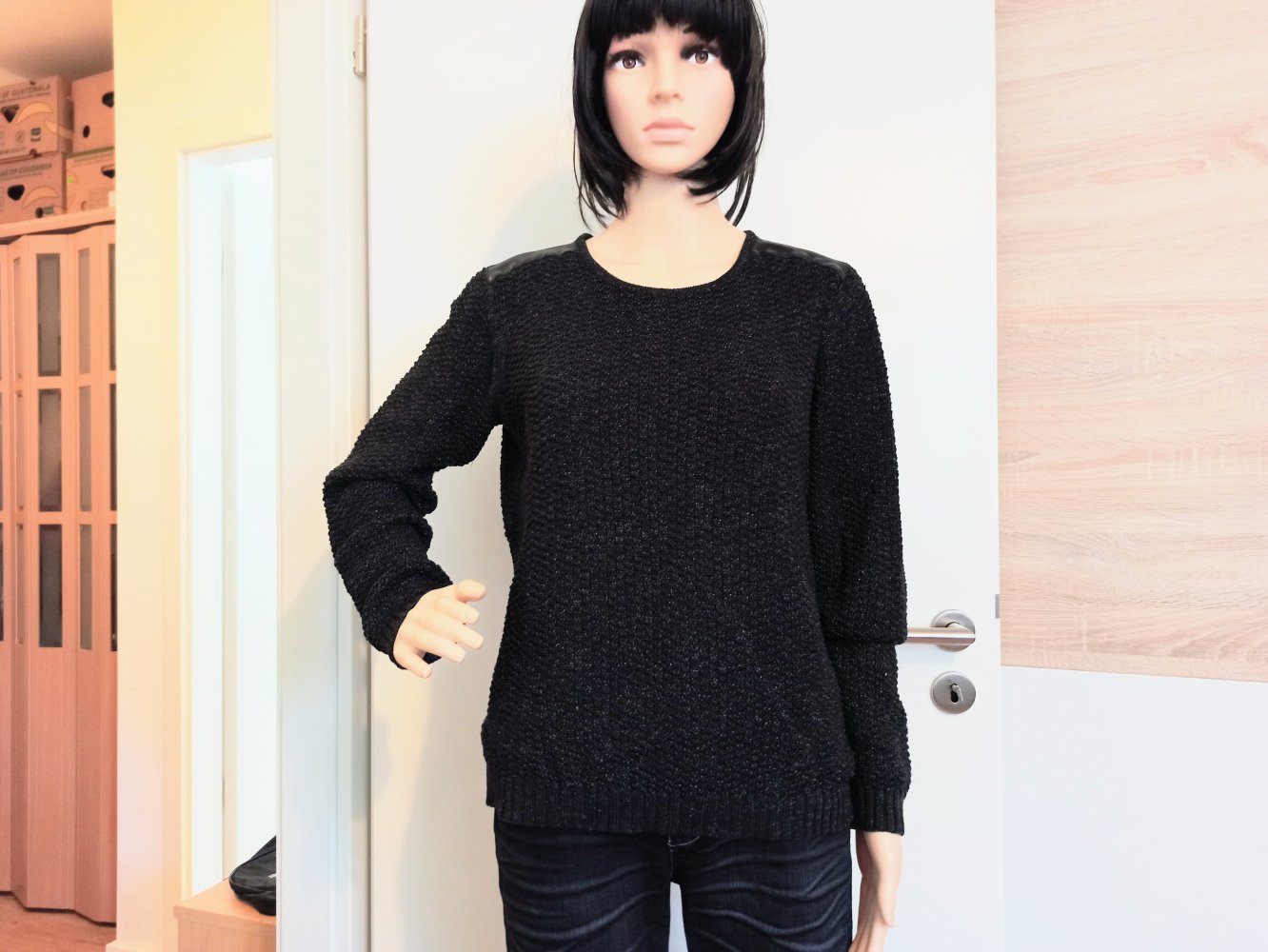 Schöner Pullover in schwarz mit Glitzer