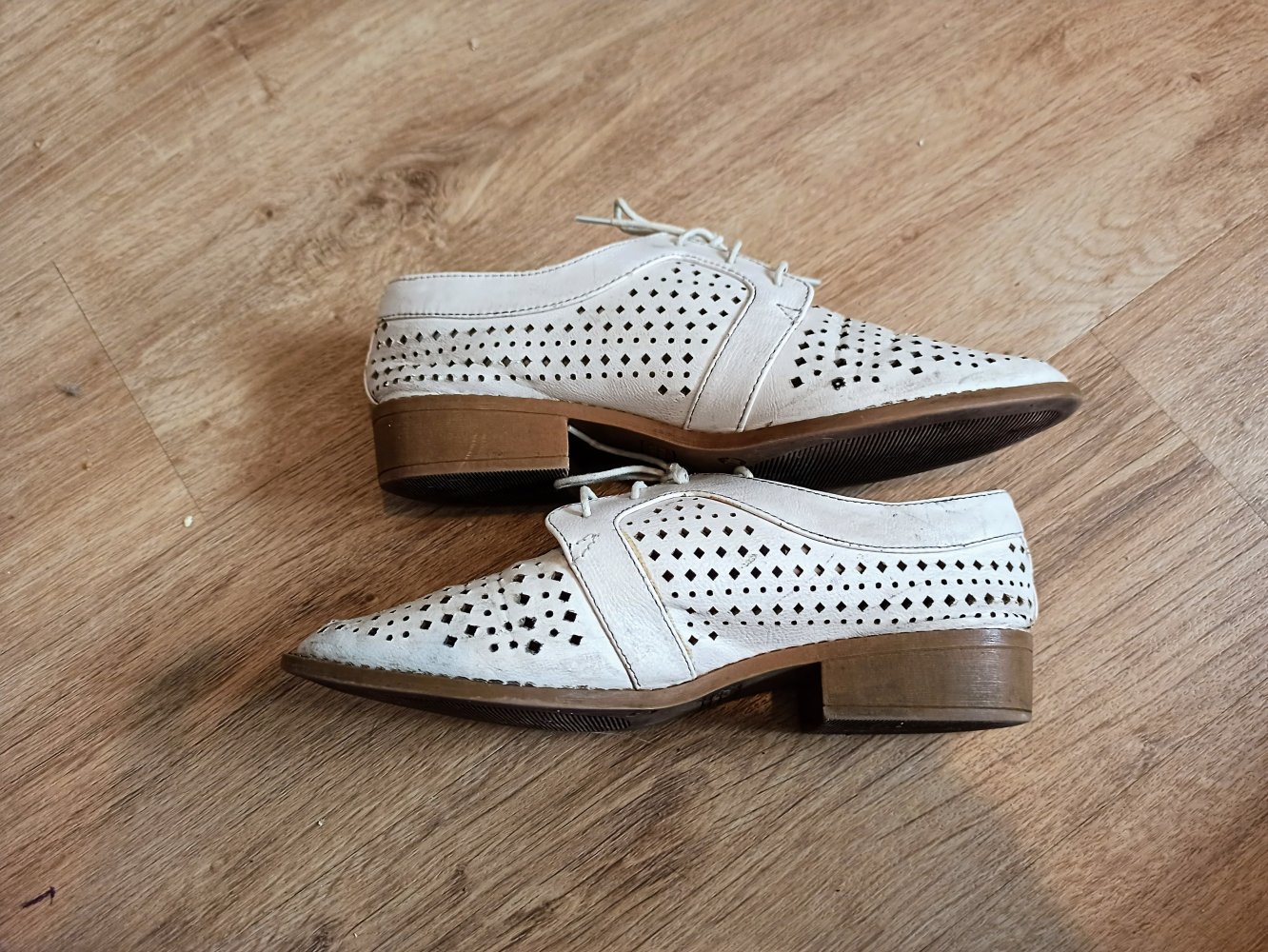 Sehr schöne Schuhe in Cremefarbe von divided