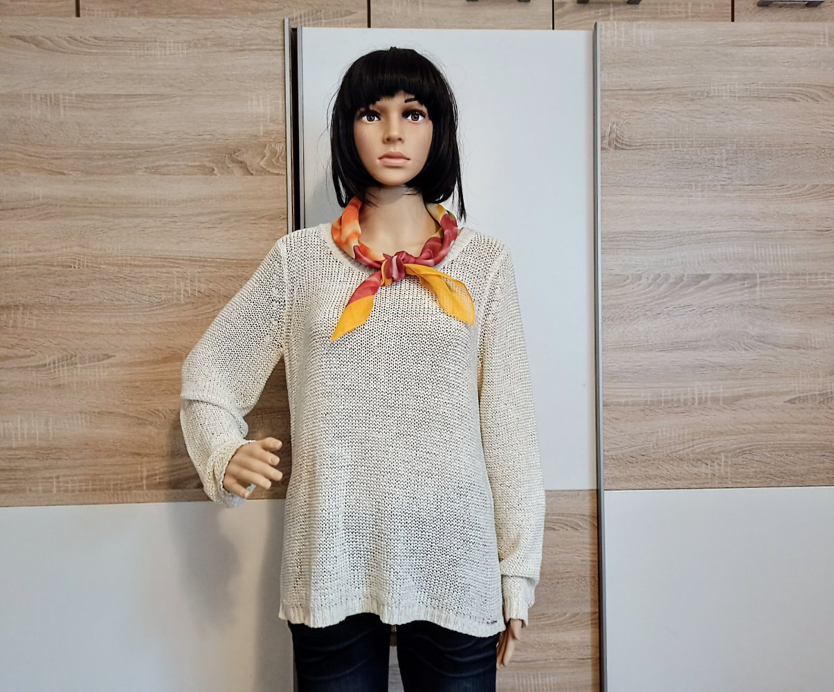 Schöner Pullover in grau mit Schall