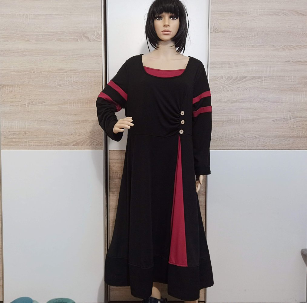 Schönes Kleid in Schwarz/burgunderrot mit Deco Knöpfen