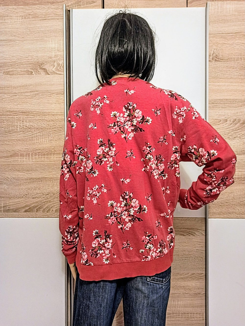 Schönes Langarm-Shirt in rot mit weiße Blümchen von Divided