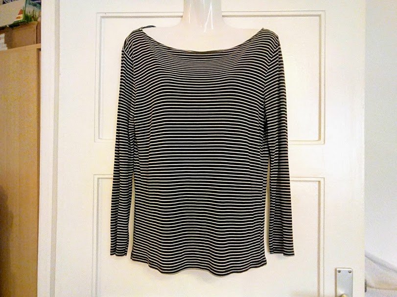 Sehr schöner Langarmshirt mit weise Nadelstreifen