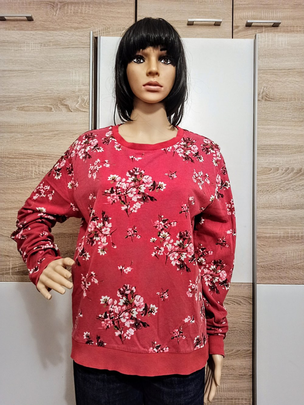 Schönes Langarm-Shirt in rot mit weiße Blümchen von Divided