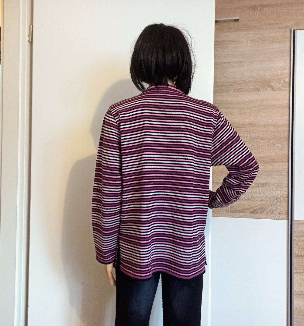 Schöner gestreifter Pullover mit V-Ausschnitt