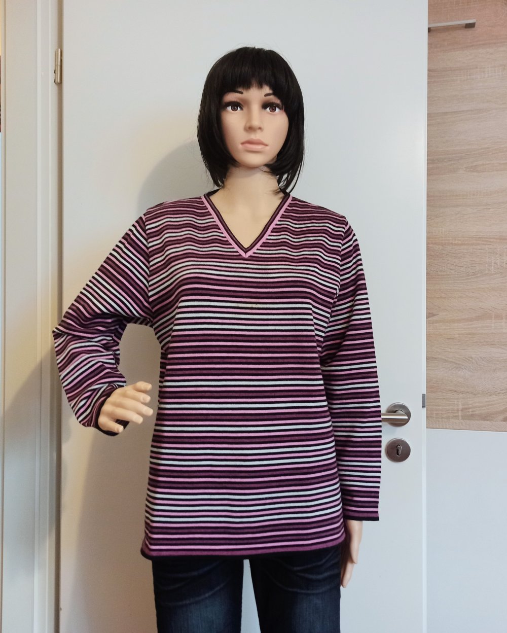 Schöner gestreifter Pullover mit V-Ausschnitt
