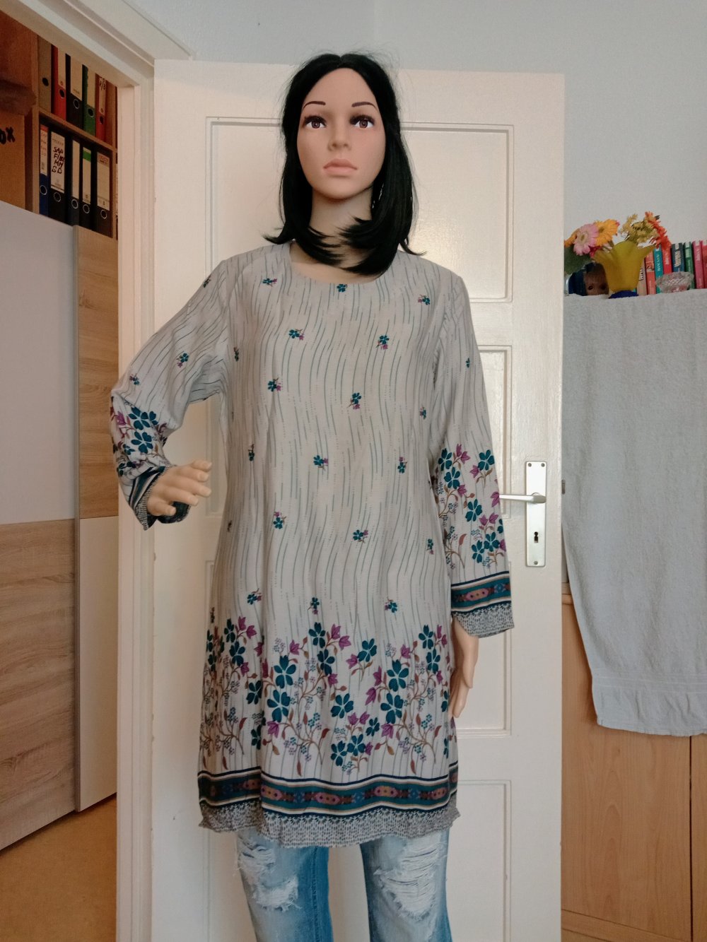 Sehr schöne Tunika in grau mit Blümchen 