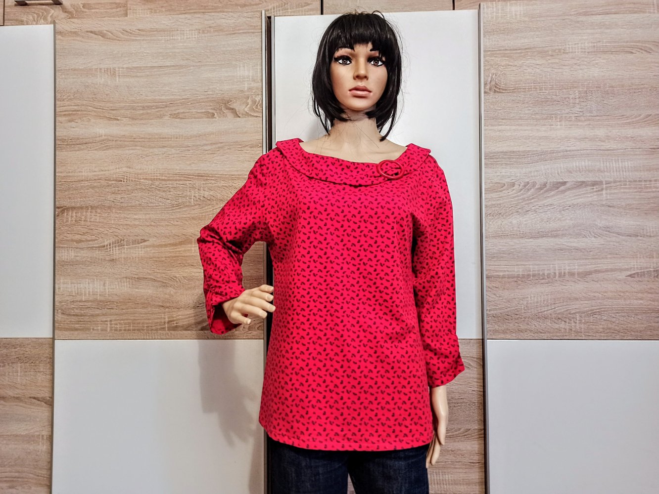 Schönes Langarm-Shirt in rot mit marineblau Blümchen von Multiblu 