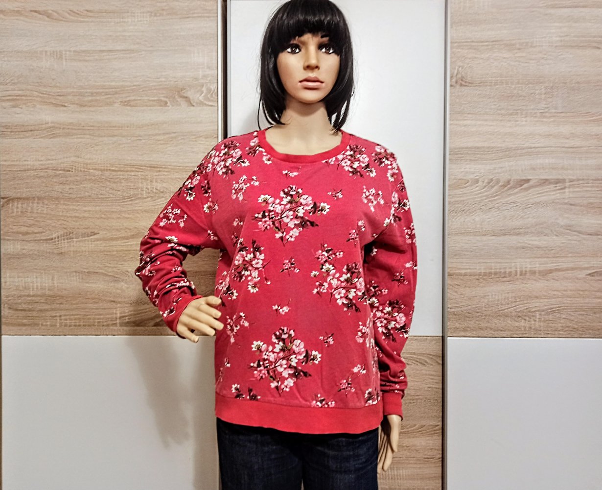 Schönes Langarm-Shirt in rot mit weiße Blümchen von Divided