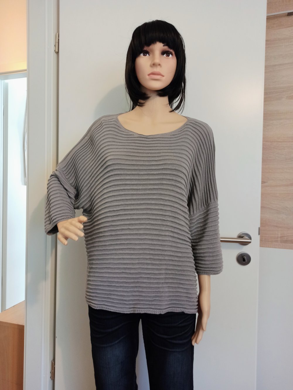 Schöner Pullover von she(e)r in grau