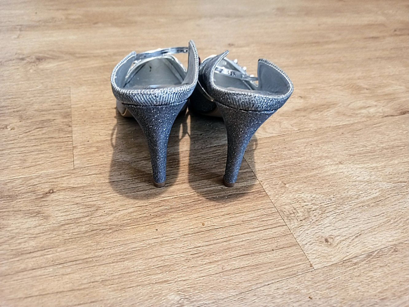 Tolle Damen Pumps mit Glitzer in Silber von Scepharr