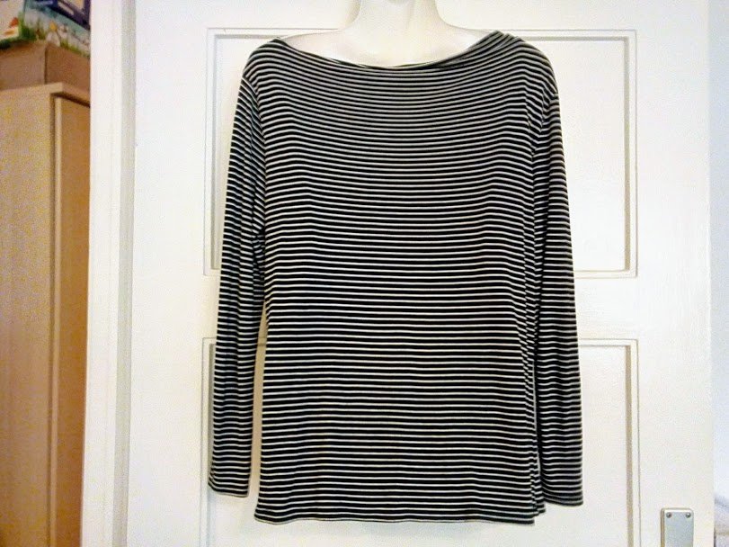 Sehr schöner Langarmshirt mit weise Nadelstreifen